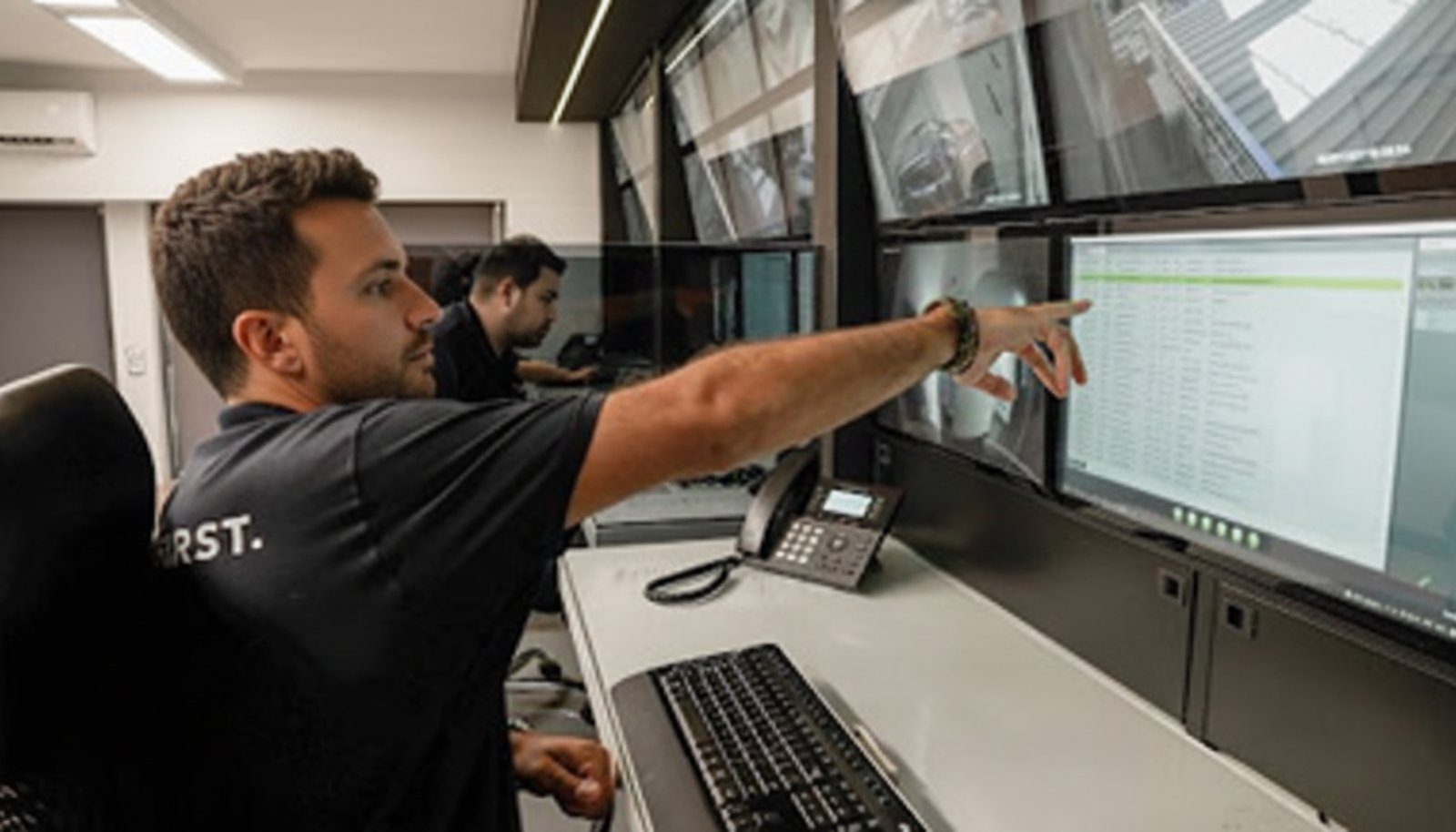 Χειριστής της Sigma Monitoring δείχνει ένα συμβάν στην οθόνη
