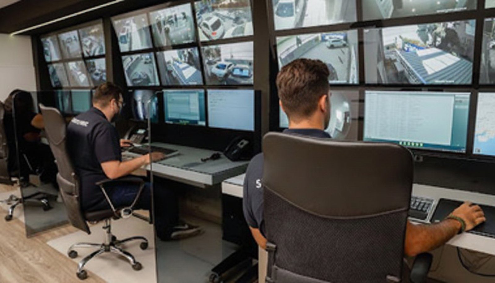 Χειριστές της Sigma Monitoring στις θέσεις τους